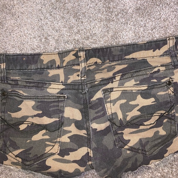 Mudd Juniors Green & Cream Camo shorts size 9 - Picture 9 of 9